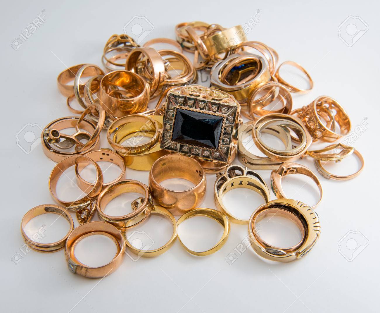 Haufen Von Goldschmuck Auf Einem Weissen Hintergrund Lizenzfreie Fotos Bilder Und Stock Fotografie Image 61828399