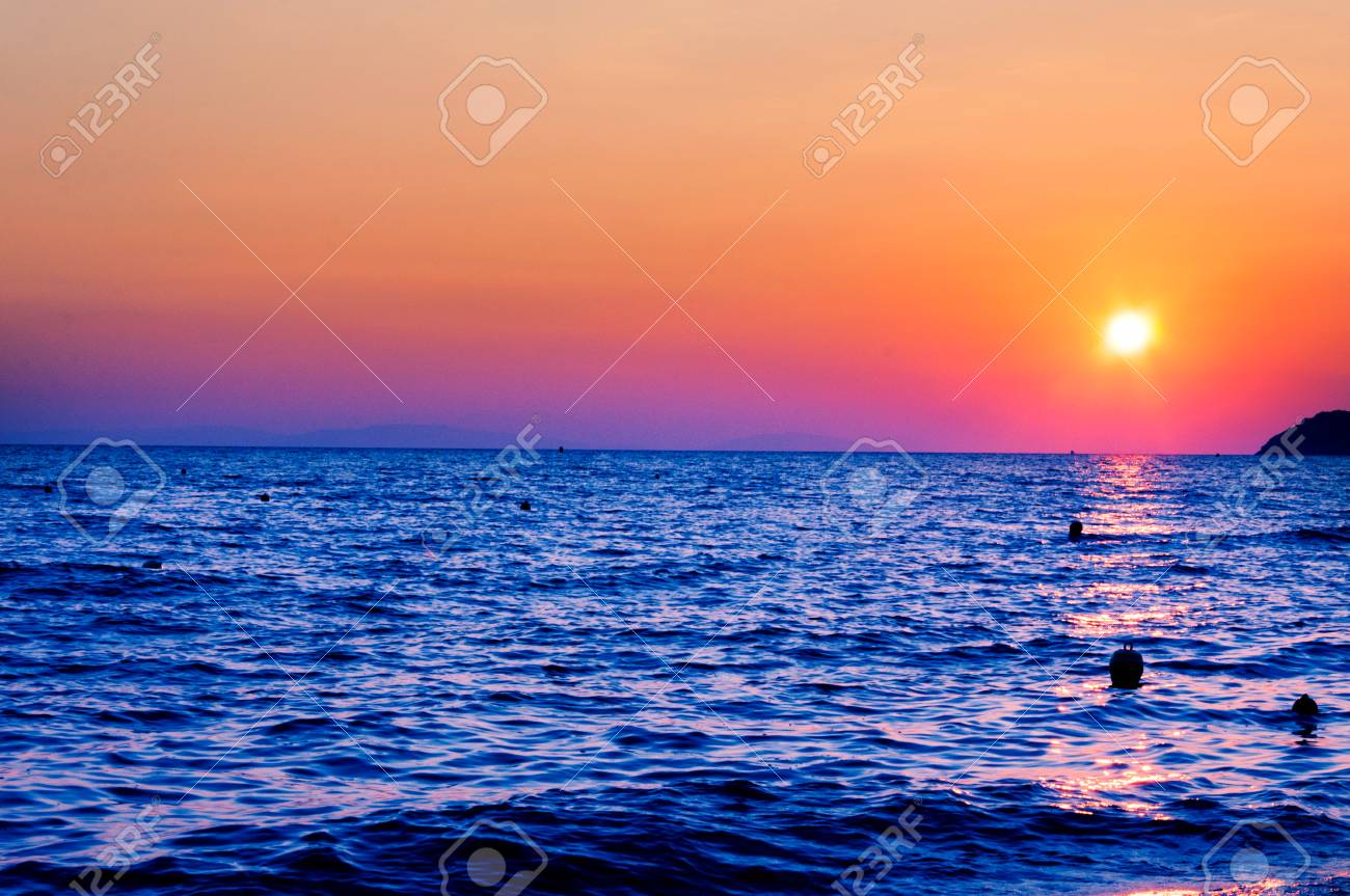 Coucher De Soleil Sur La Mer Bleu Fonce Banque D Images Et Photos Libres De Droits Image