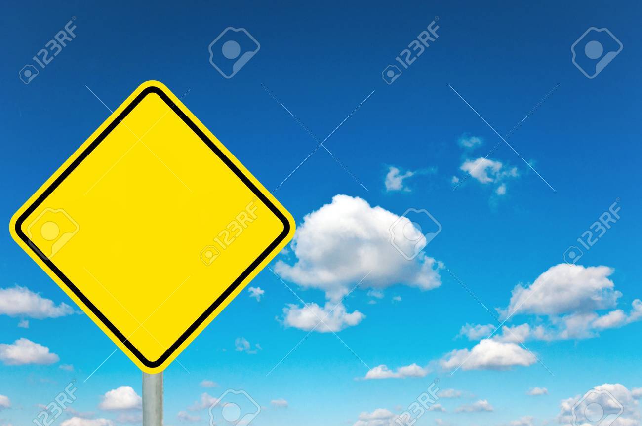雲と空と空の黄色い道路標識 の写真素材 画像素材 Image