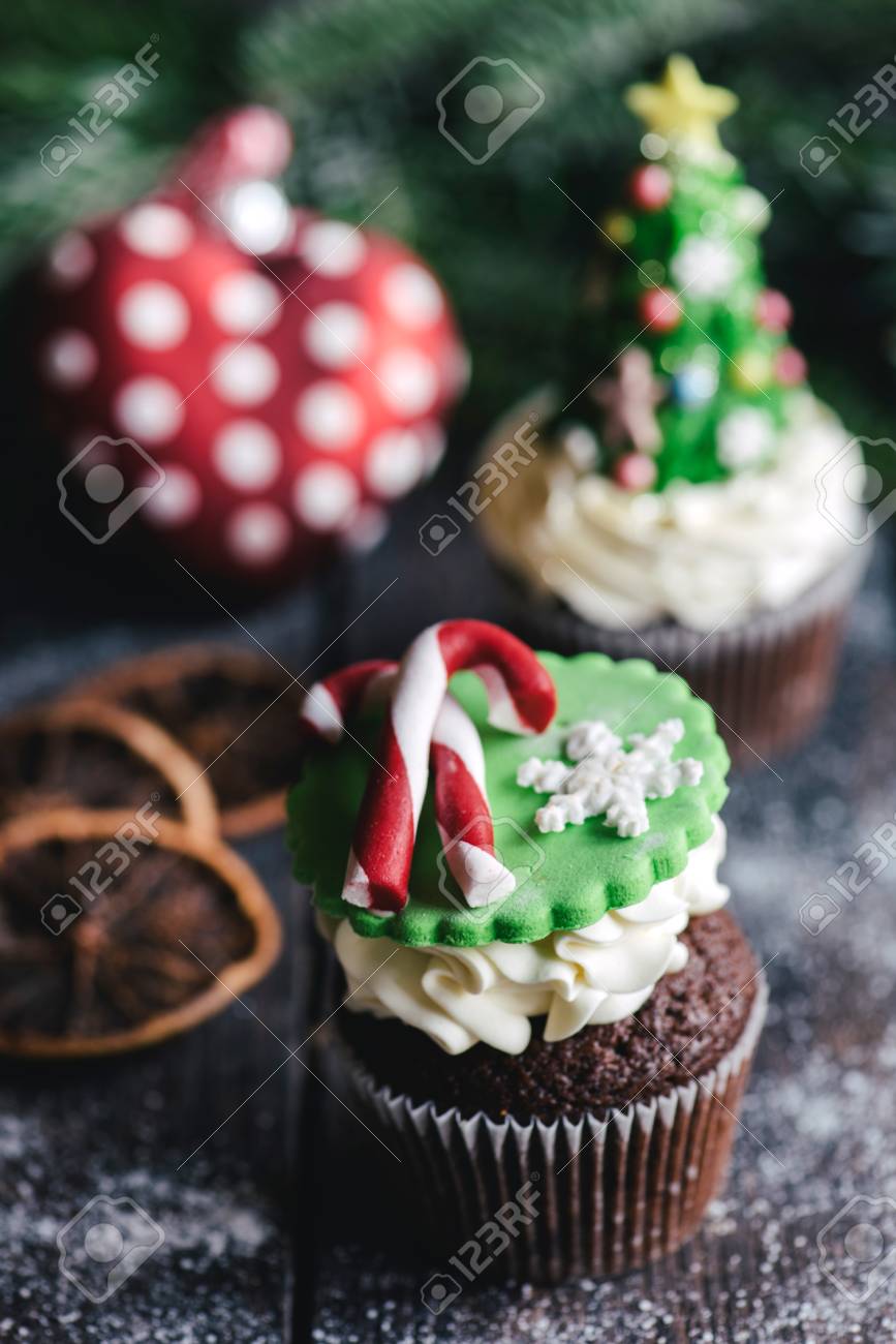 クリスマス デコレーション カップ ケーキにクローズ アップ の写真素材 画像素材 Image