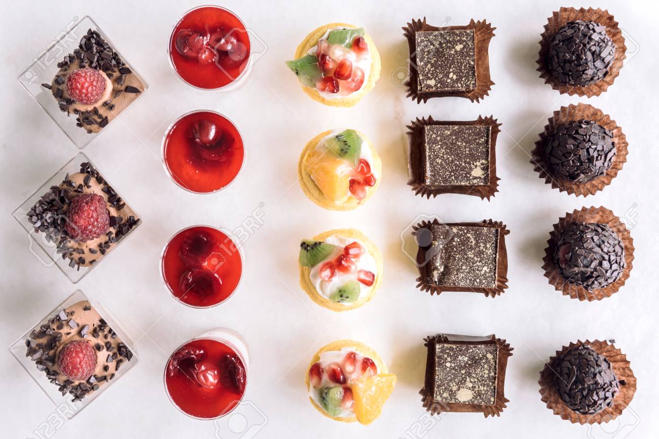 Assortiment De Mini Gateaux Au Chocolat Pour La Fete Banque D Images Et Photos Libres De Droits Image