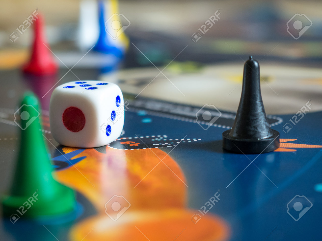 Foto de Jogo De Tabuleiro Peças Cena Feito De Brinquedo Peões 3 D e mais  fotos de stock de Amarelo - iStock