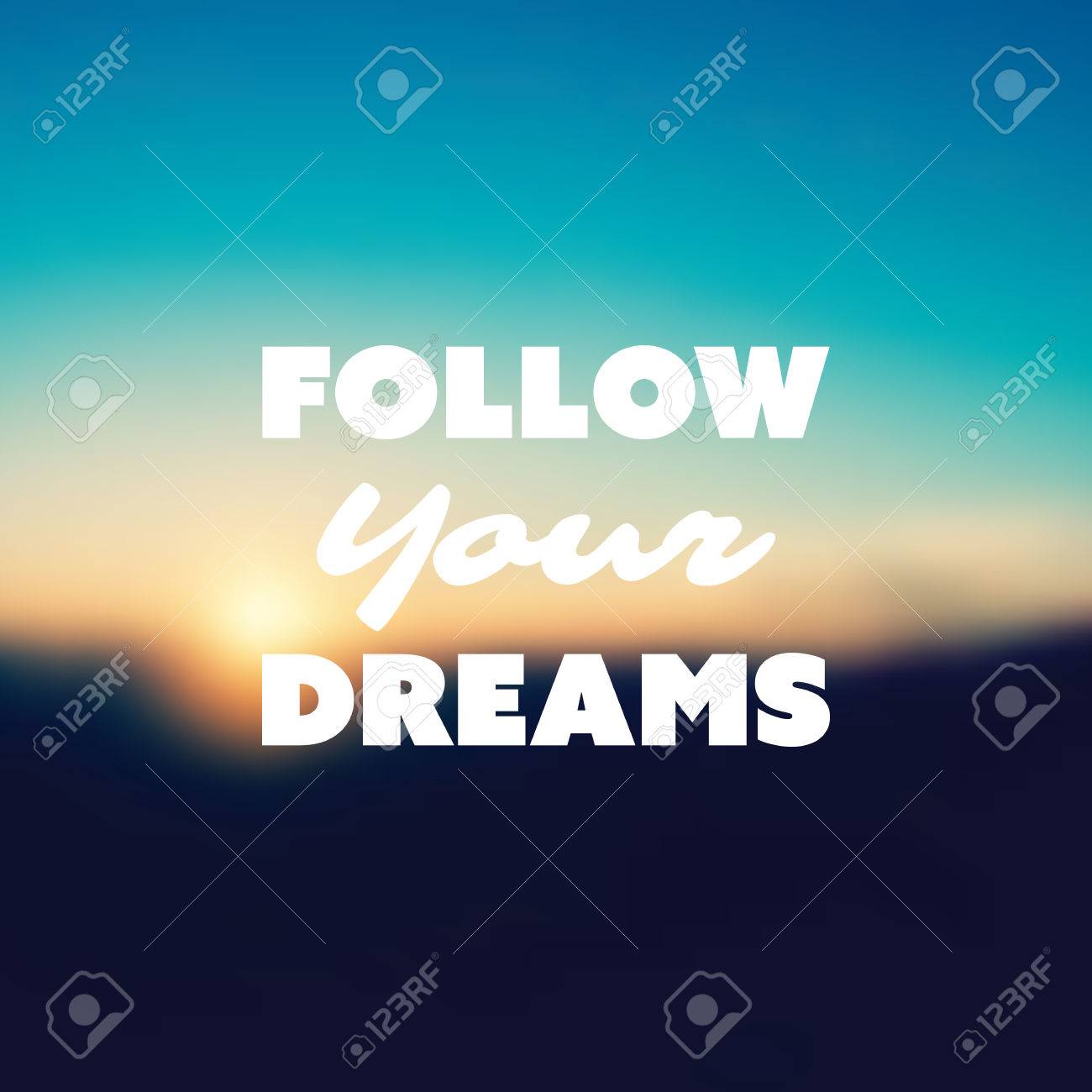 Suivez Vos Reves Citation Inspirante Slogan Disant Illustration De Concept De Succes Avec Etiquette Et Fond Naturel Flou Orange Sunset Theme De Crepuscule Clip Art Libres De Droits Vecteurs