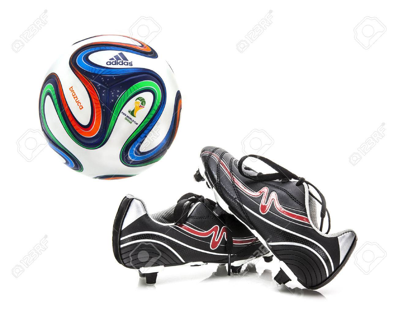 pobreza Sandalias A veces a veces Swindon, Reino Unido - 08 De Enero 2014: Adidas Copa Mundial De Fútbol 2014 Brazuca, El Balón Oficial De La Copa Del Mundo De 2014 Con Las Botas De Fútbol Sobre Un pobreza Sandalias A veces a veces Swindon, Reino Unido - 08 De Enero 2014: Adidas Copa Mundial De Fútbol 2014 Brazuca, El Balón Oficial De La Copa Del Mundo De 2014 Con Las Botas De Fútbol Sobre Un