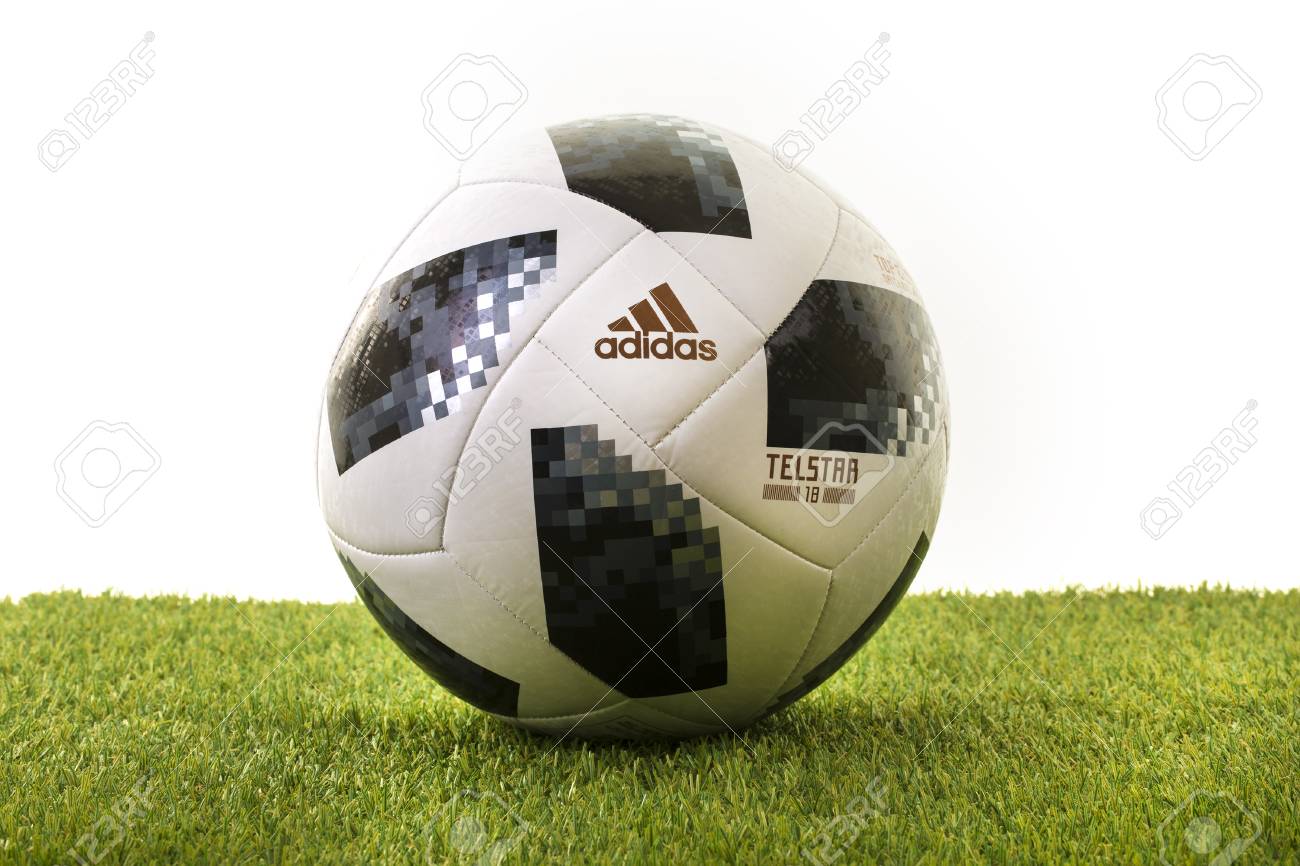 SWINDON, HET UK 18 NOVEMBER, 2017: Adidas Telstar Top Glider World Cup 2018 voetbal, de officiële matchball voor de Wereldbeker 2018 Rusland. SWINDON, HET UK 18 NOVEMBER, 2017: Adidas Telstar Top Glider World Cup 2018 voetbal, de officiële matchball voor de Wereldbeker 2018 Rusland.