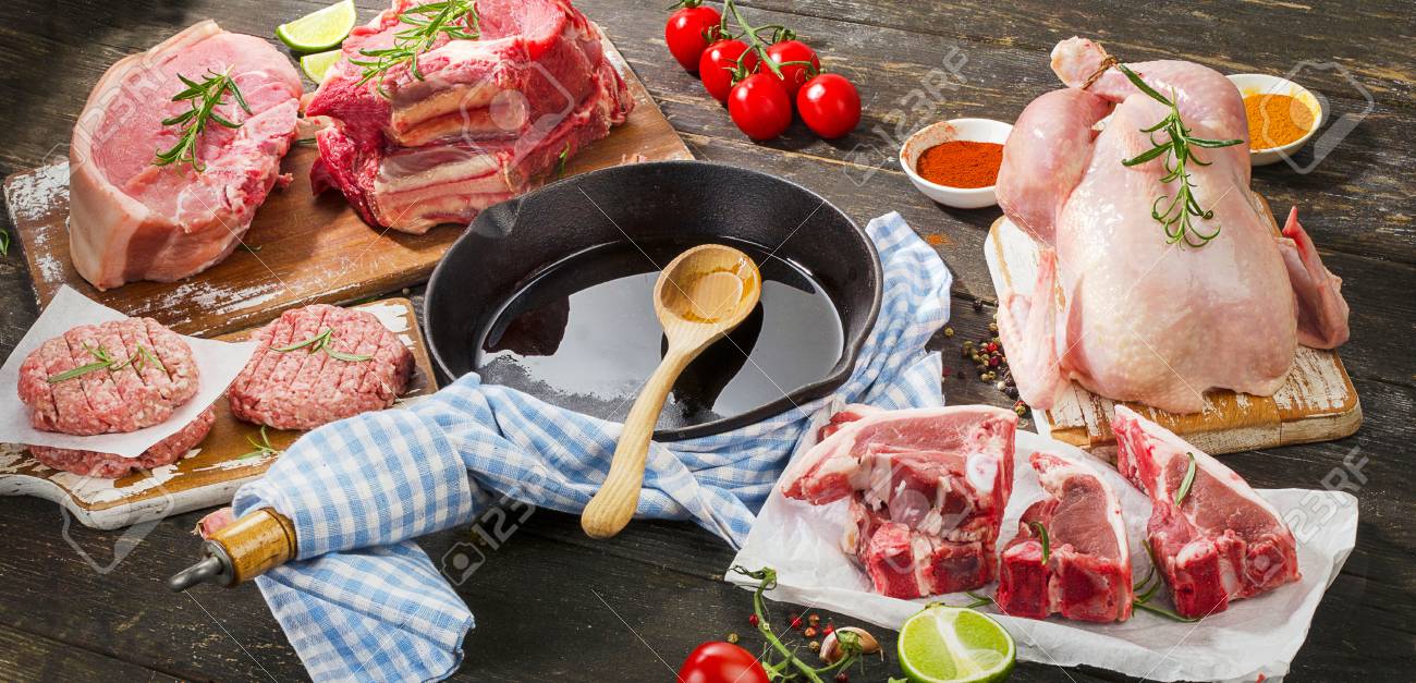 木製の背景にハーブ野菜と生肉の種類 の写真素材 画像素材 Image