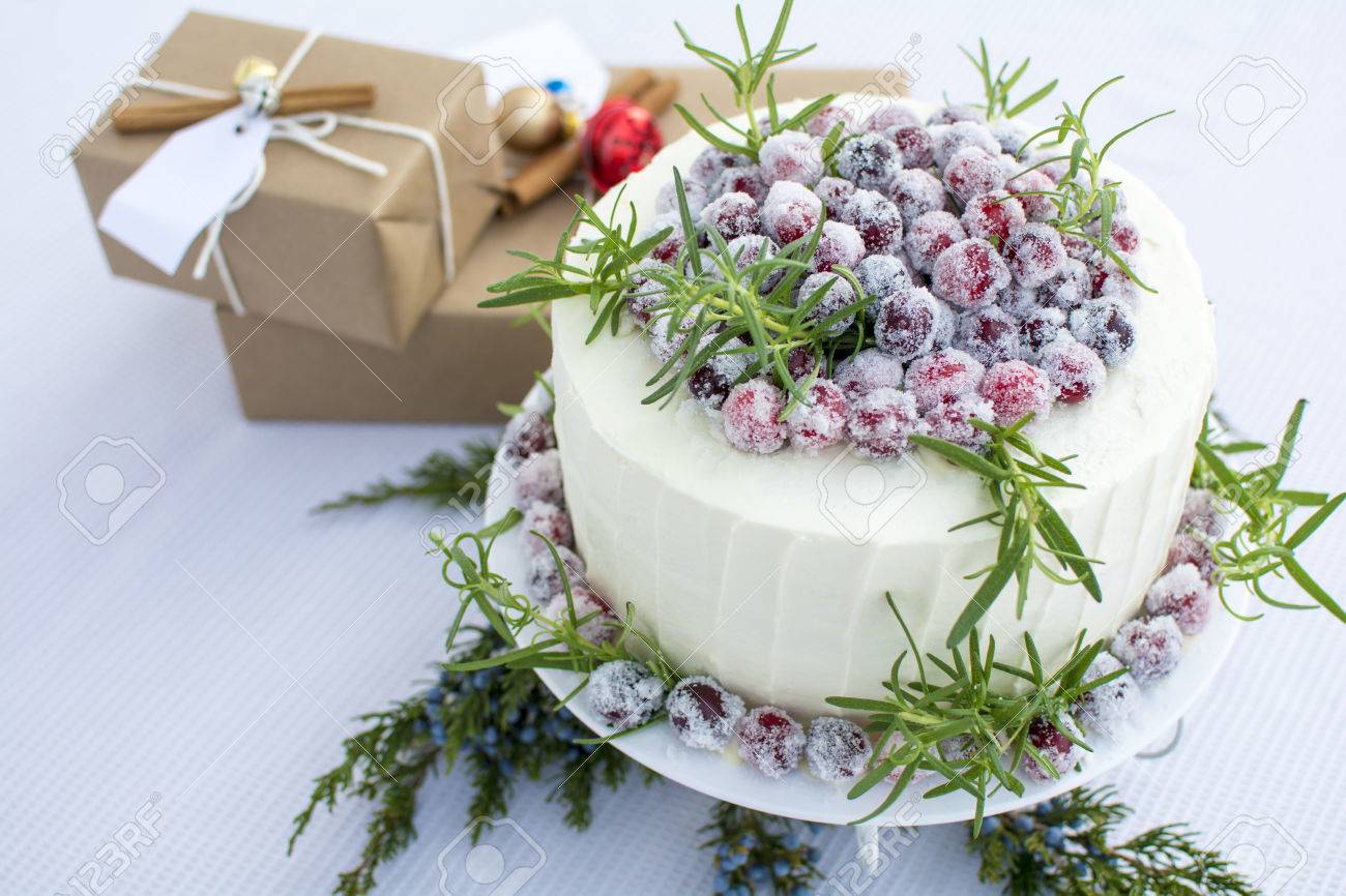 ホワイト スパーク リングの砂糖コーティングされた新鮮なクランベリー 休日のケーキ 手作りクリスマス ケーキで飾られたチョコレートのクランベリー ケーキ ホワイト表布の背景に茶色の紙ギフト ケーキ ボックス の写真素材 画像素材 Image ホワイト スパーク リングの砂糖コーティングされた新鮮なクランベリー 休日のケーキ 手作りクリスマス ケーキで飾られたチョコレートのクランベリー ケーキ ホワイト表布の背景に茶色の紙ギフト ケーキ ボックス の写真素材 画像素材 Image