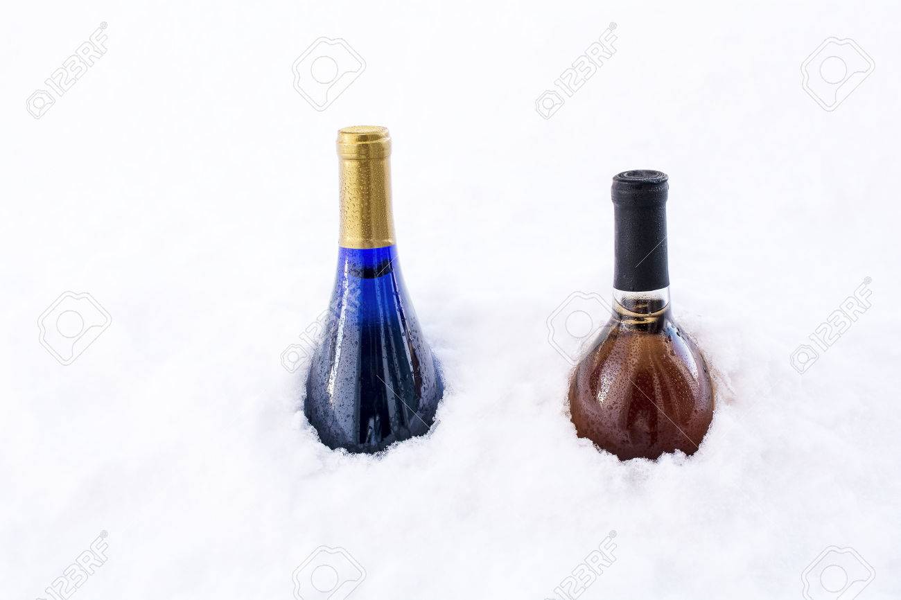 白い雪 冬の屋外の冷蔵庫 雪 低温のワイン瓶に埋もれて料理ワインの低温 2 つのワインのボトル の写真素材 画像素材 Image 白い雪 冬の屋外の冷蔵庫 雪 低温のワイン瓶に埋もれて料理ワインの低温 2 つのワインのボトル の写真素材 画像素材 Image