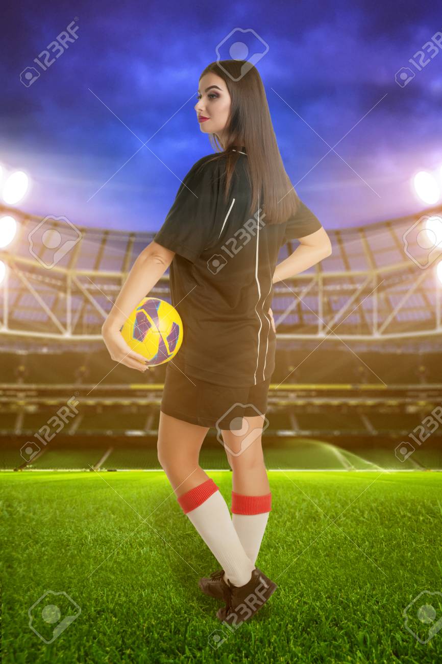 スタジアムでサッカー ボールと女子サッカー選手 の写真素材 画像素材 Image スタジアムでサッカー ボールと女子サッカー選手 の写真素材 画像素材 Image