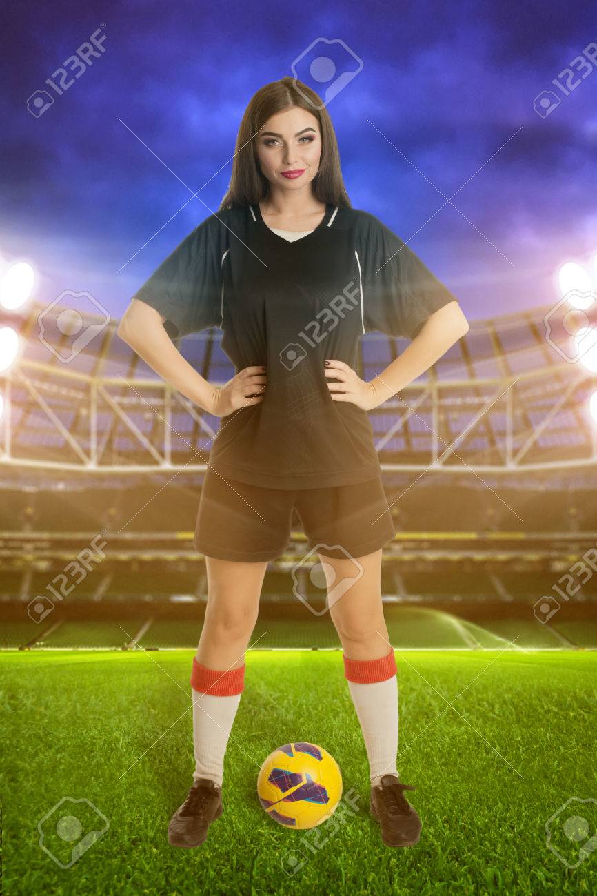 スタジアムでサッカー ボールと女子サッカー選手 の写真素材 画像素材 Image スタジアムでサッカー ボールと女子サッカー選手 の写真素材 画像素材 Image