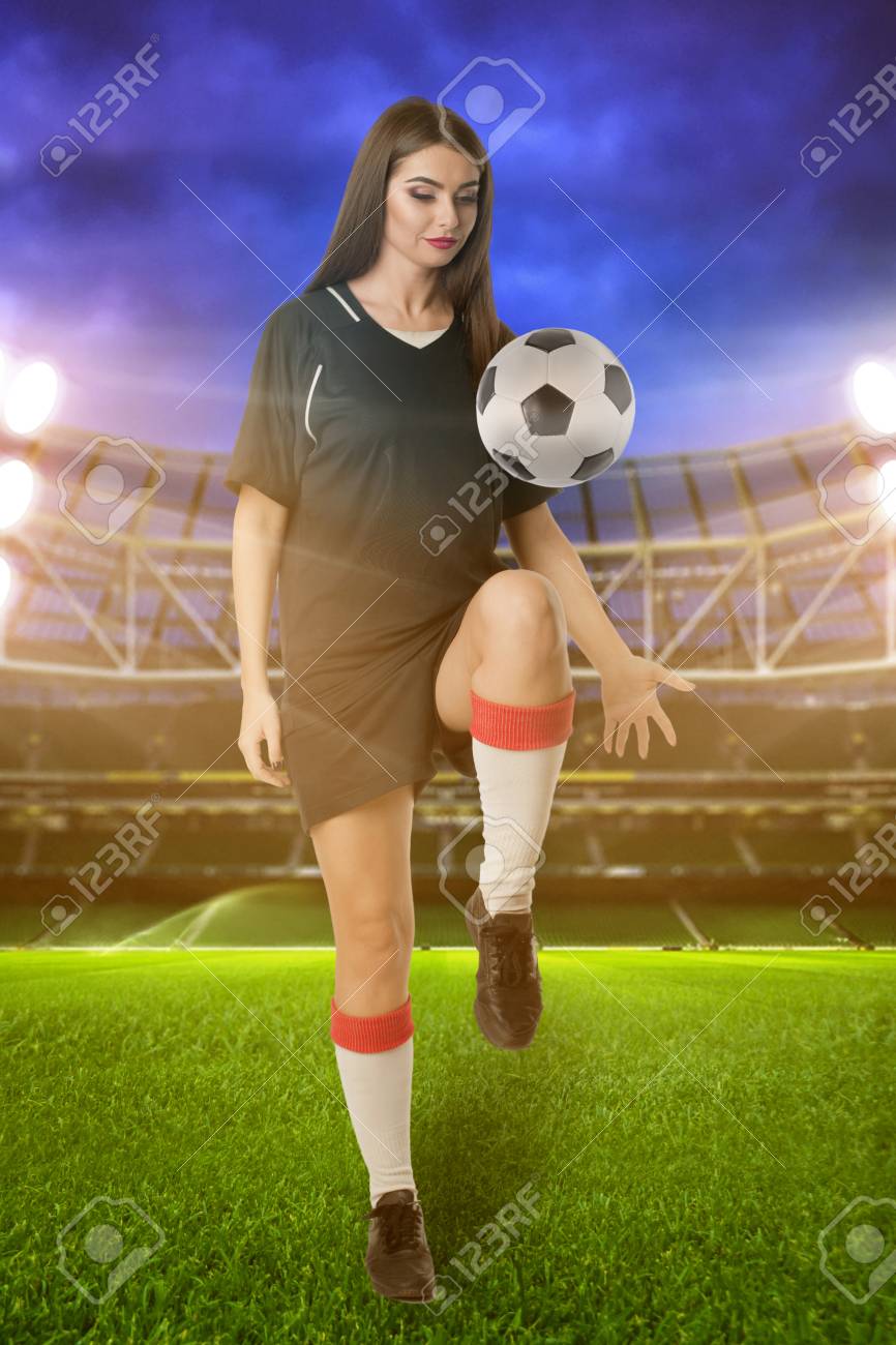 スタジアムでサッカー ボールと女子サッカー選手 の写真素材 画像素材 Image