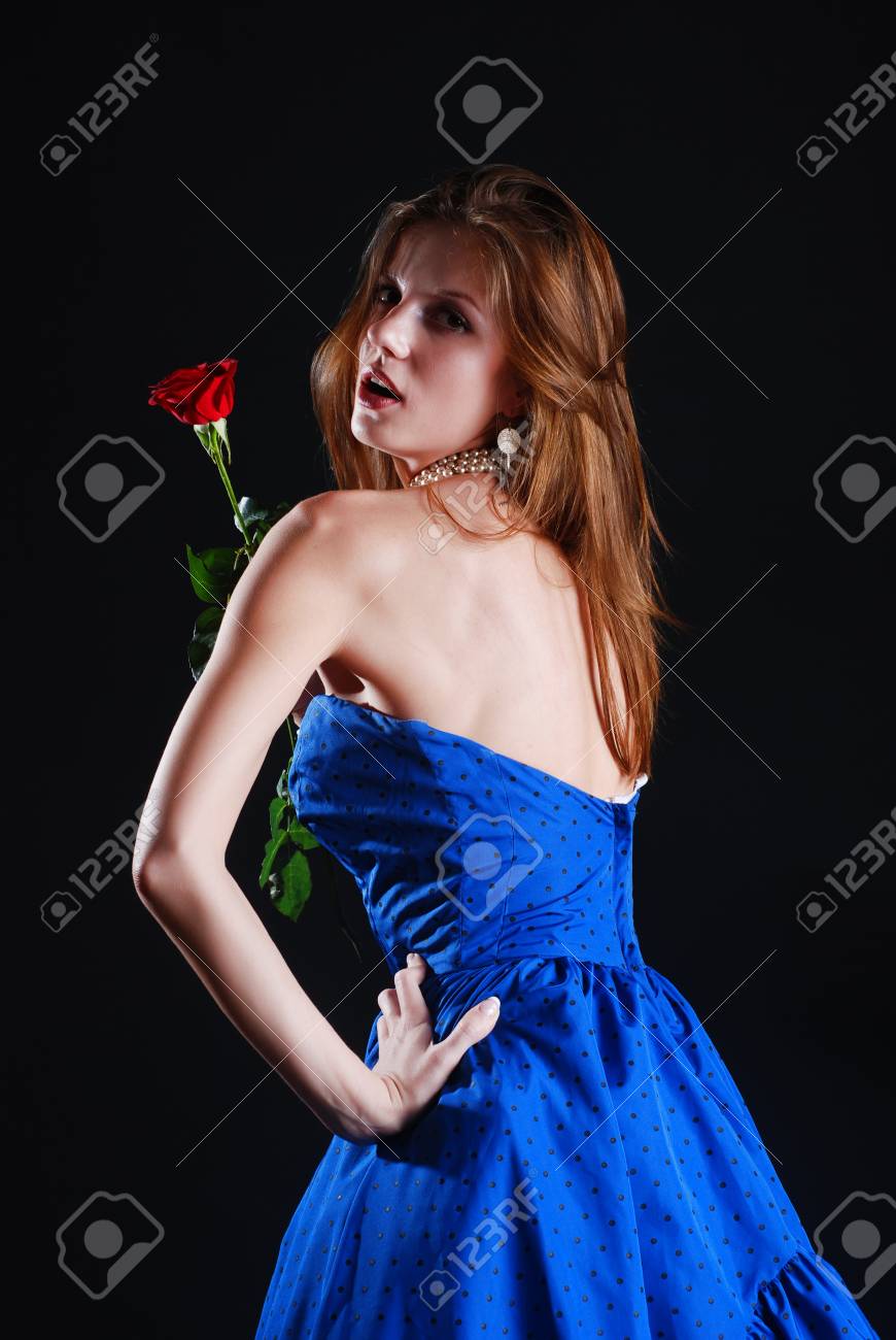 青いドレスの若い女性が黒の背景でバラの美しさ の写真素材 画像素材 Image