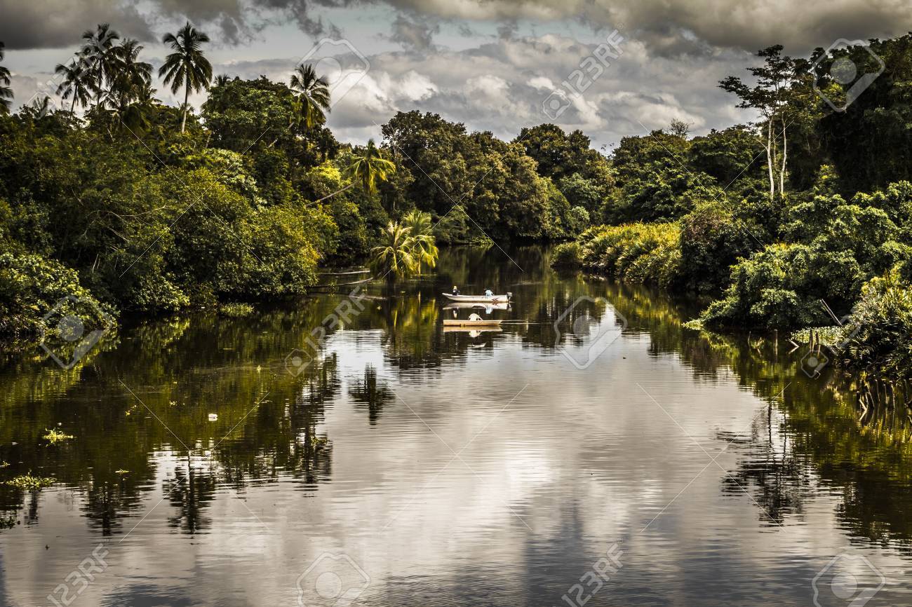 Bateaux De Peche Dans Une Riviere De La Jungle A L Interieur De Borneo Banque D Images Et Photos Libres De Droits Image