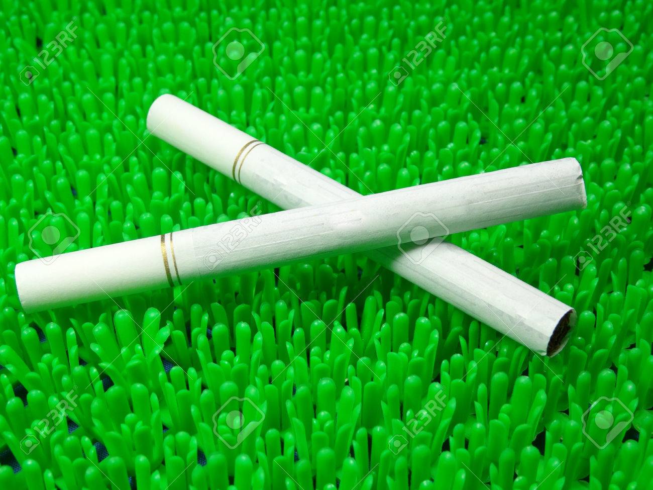 人工の緑の草の背景に白いメンソール タバコ の写真素材 画像素材 Image