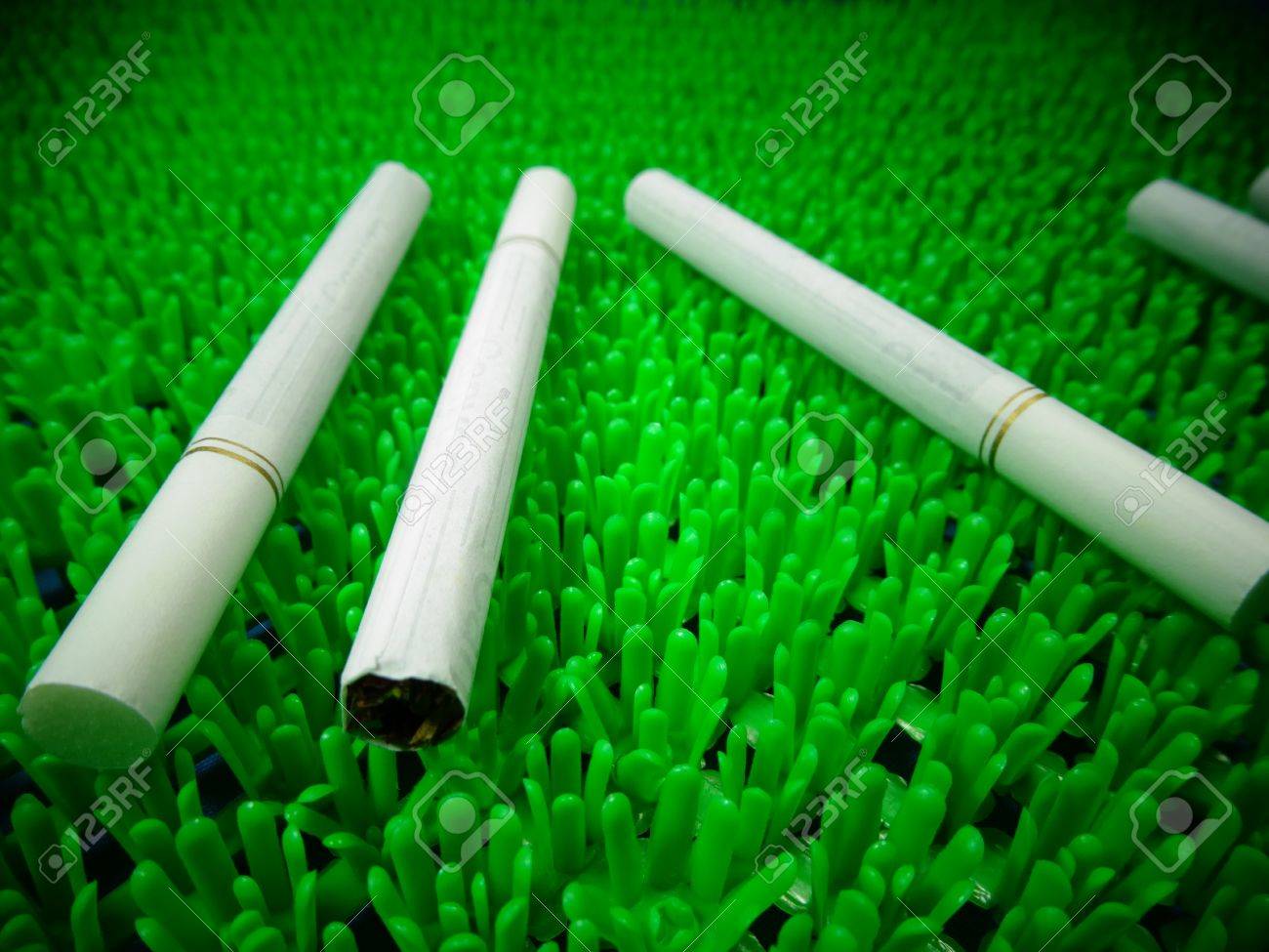 人工の緑の草の背景に白いメンソール タバコ の写真素材 画像素材 Image 4068