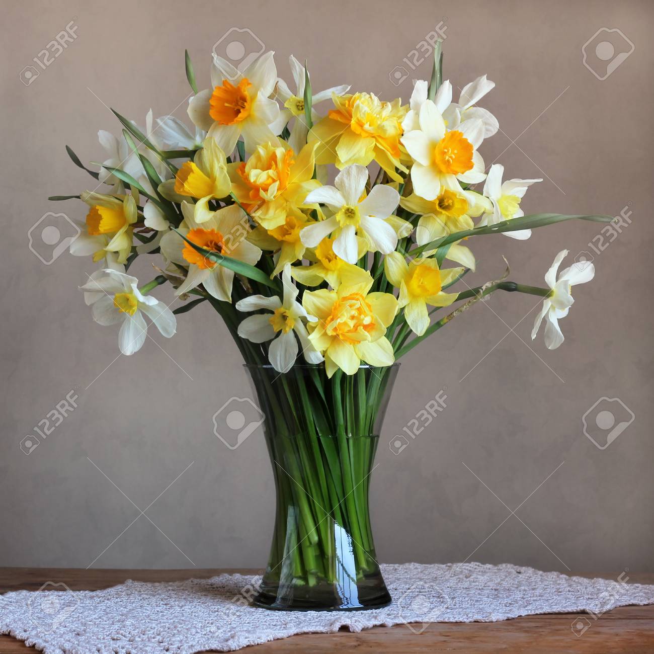 ガラスの花瓶に春庭花の花束 の写真素材 画像素材 Image ガラスの花瓶に春庭花の花束 の写真素材 画像素材 Image