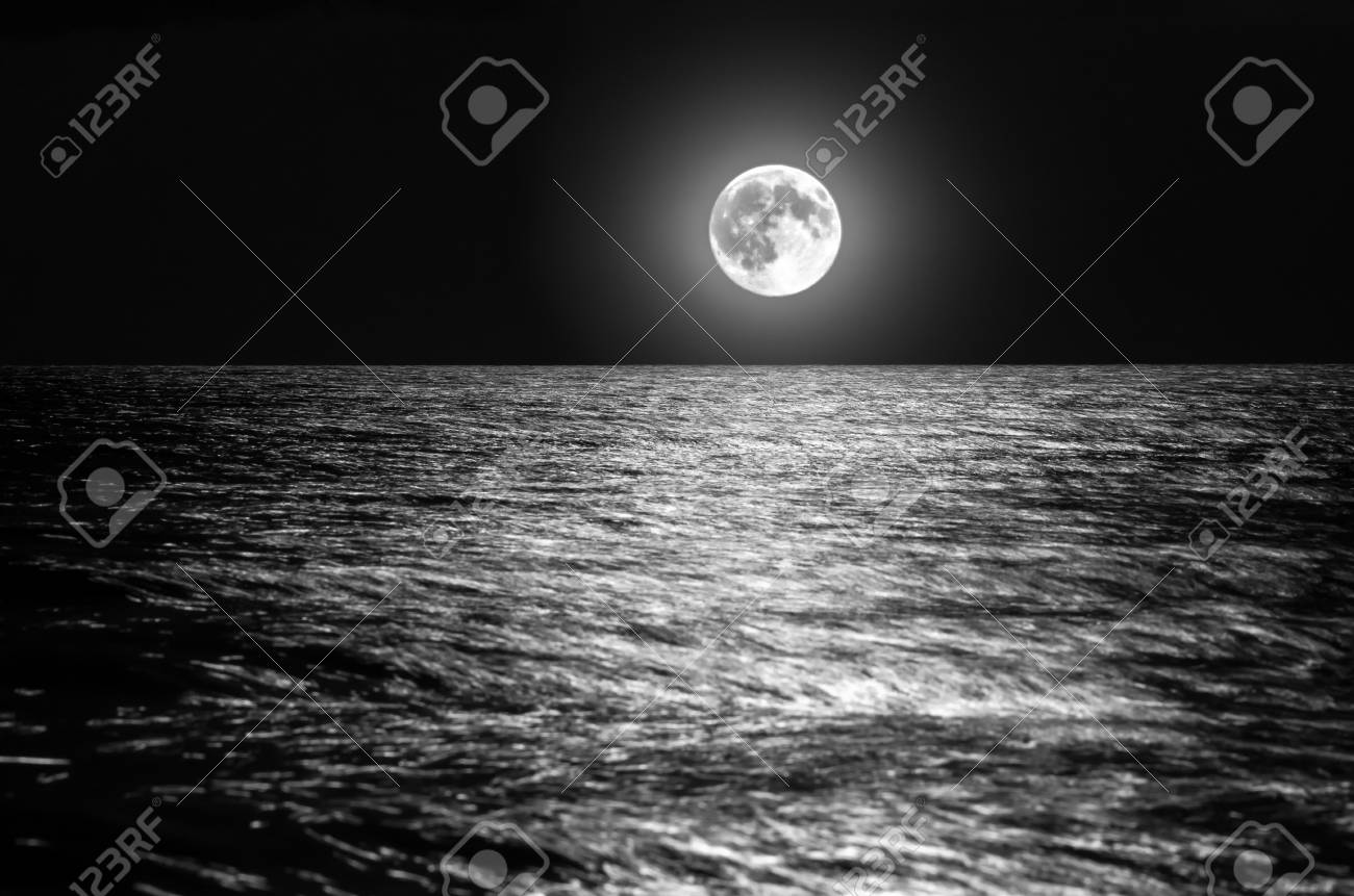 Der Mond Uber Dem Meer Horizont In Der Nacht Mondschein Auf Den Wellen Langzeitbelichtung Schone Landschaft Schwarz Weiss Foto Lizenzfreie Fotos Bilder Und Stock Fotografie Image
