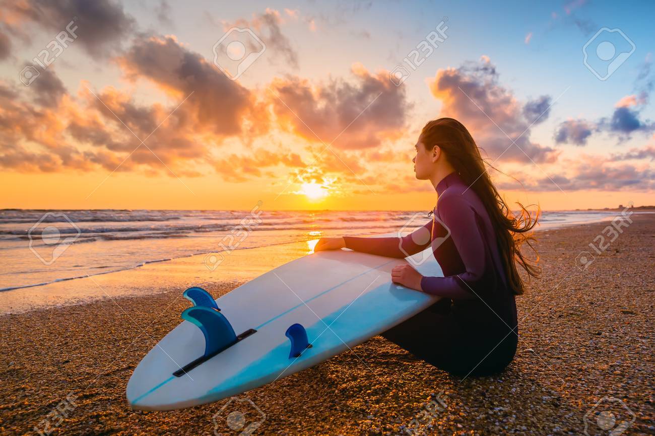 Surf Fille Et Ocean Fille De Surfeur Belle Jeune Femme Avec Planche De Surf Sur Une Plage Au Coucher Du Soleil Ou Au Lever Du Soleil Banque D Images Et Photos Libres De