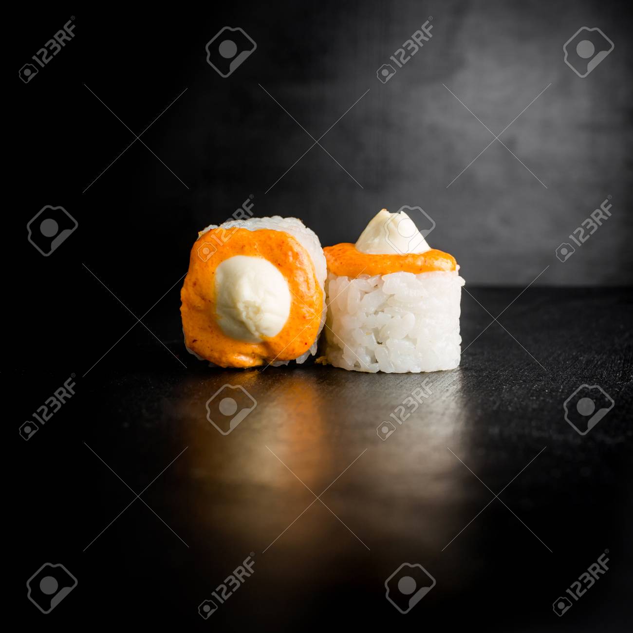 暗い背景で美味しいお寿司をロールバックします 日本の伝統的な食べ物 の写真素材 画像素材 Image 暗い背景で美味しいお寿司をロールバックします 日本の伝統的な食べ物 の写真素材 画像素材 Image