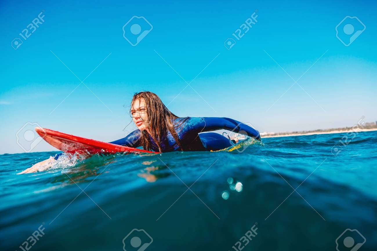 サーフボード上のサーファーの女の子 ネット サーフィン中に海の女性 の写真素材 画像素材 Image