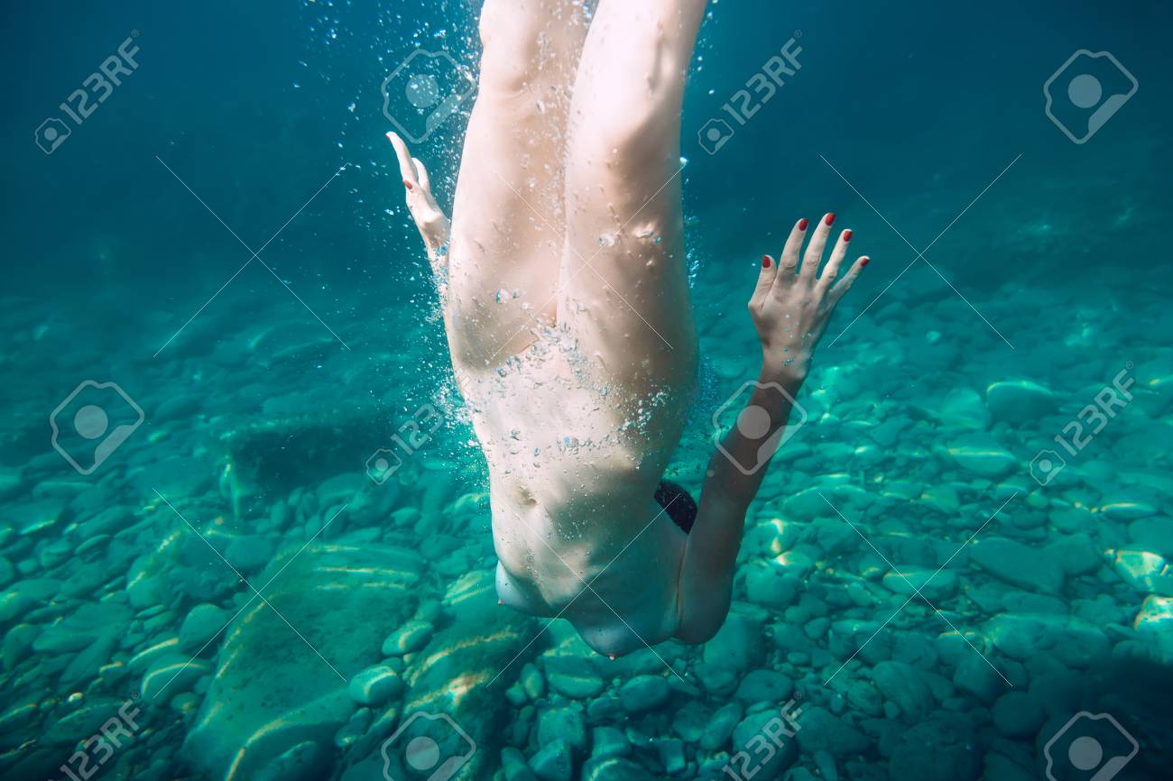 Nackte Schone Frau Ist Unter Wasser Lizenzfreie Fotos Bilder Und Stock Fotografie Image