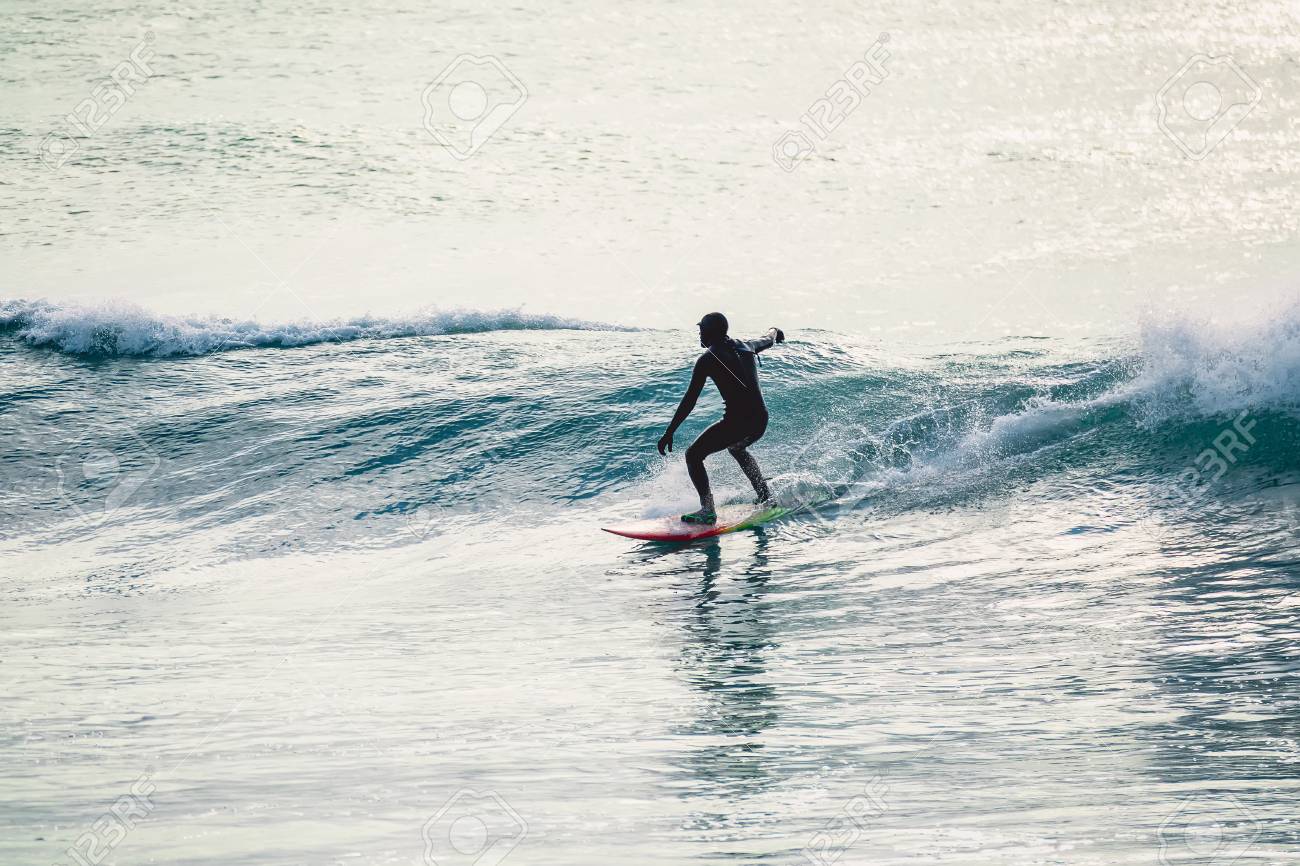 サーファーは波に乗る 海で冬のサーフィン の写真素材 画像素材 Image サーファーは波に乗る 海で冬のサーフィン の写真素材 画像素材 Image