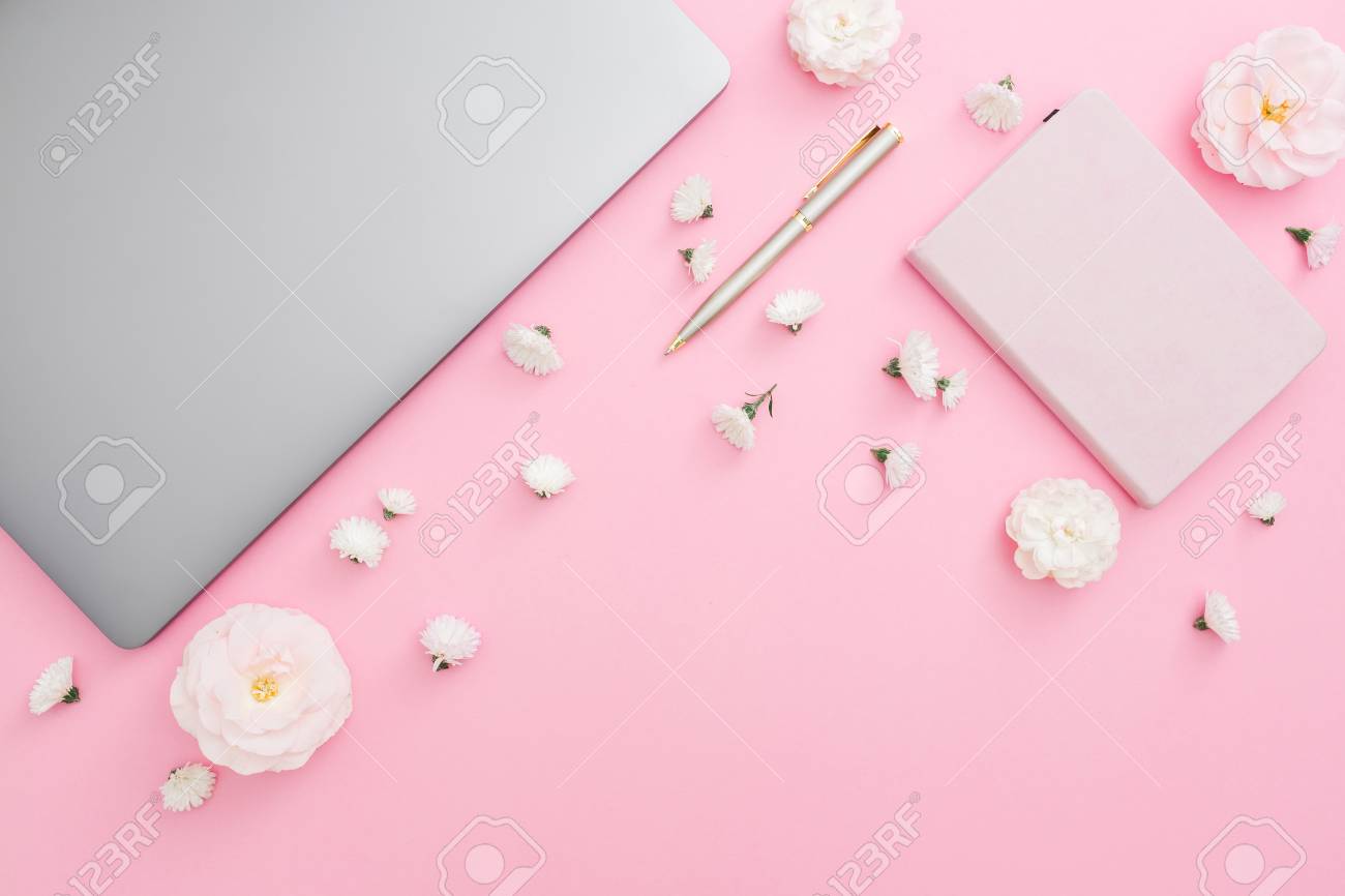 ピンクの背景にノートパソコン ノートパソコン ペン 花を備えたスタイリッシュなオフィスデスク トップビュー フラットレイライフスタイルコンセプト の写真素材 画像素材 Image ピンクの背景にノートパソコン ノートパソコン ペン 花を備えたスタイリッシュなオフィスデスク トップビュー フラットレイライフスタイルコンセプト の写真素材 画像素材 Image