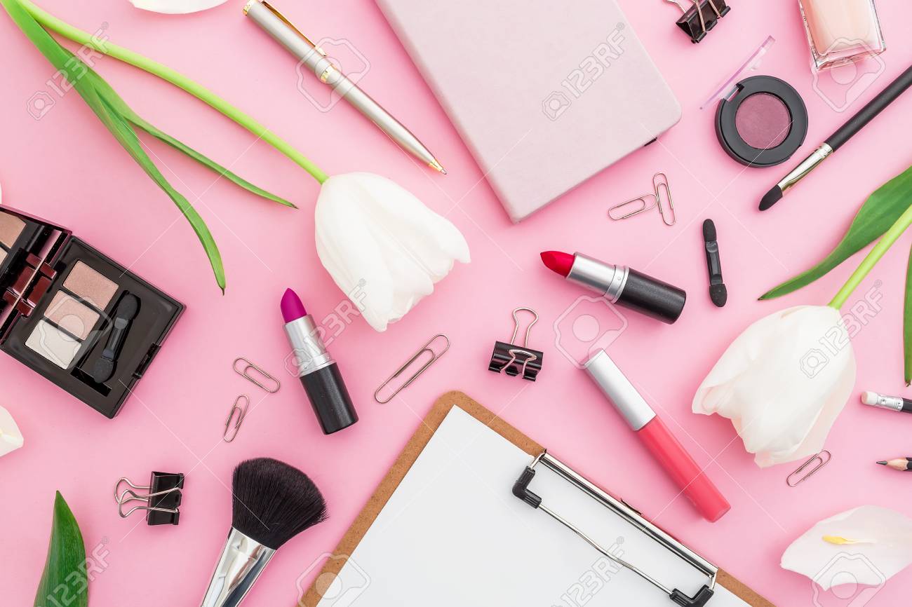 ピンクの背景にチューリップの花 化粧品やアクセサリーと美容組成物 上のビュー フラットレイ ホームフェミニンなデスク の写真素材 画像素材 Image