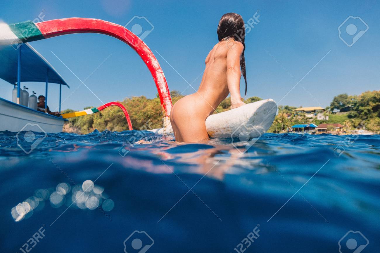 Mujer Desnuda Nadar En El Océano Tropical Fotos, retratos, imágenes y  fotografía de archivo libres de derecho. Image 116350768