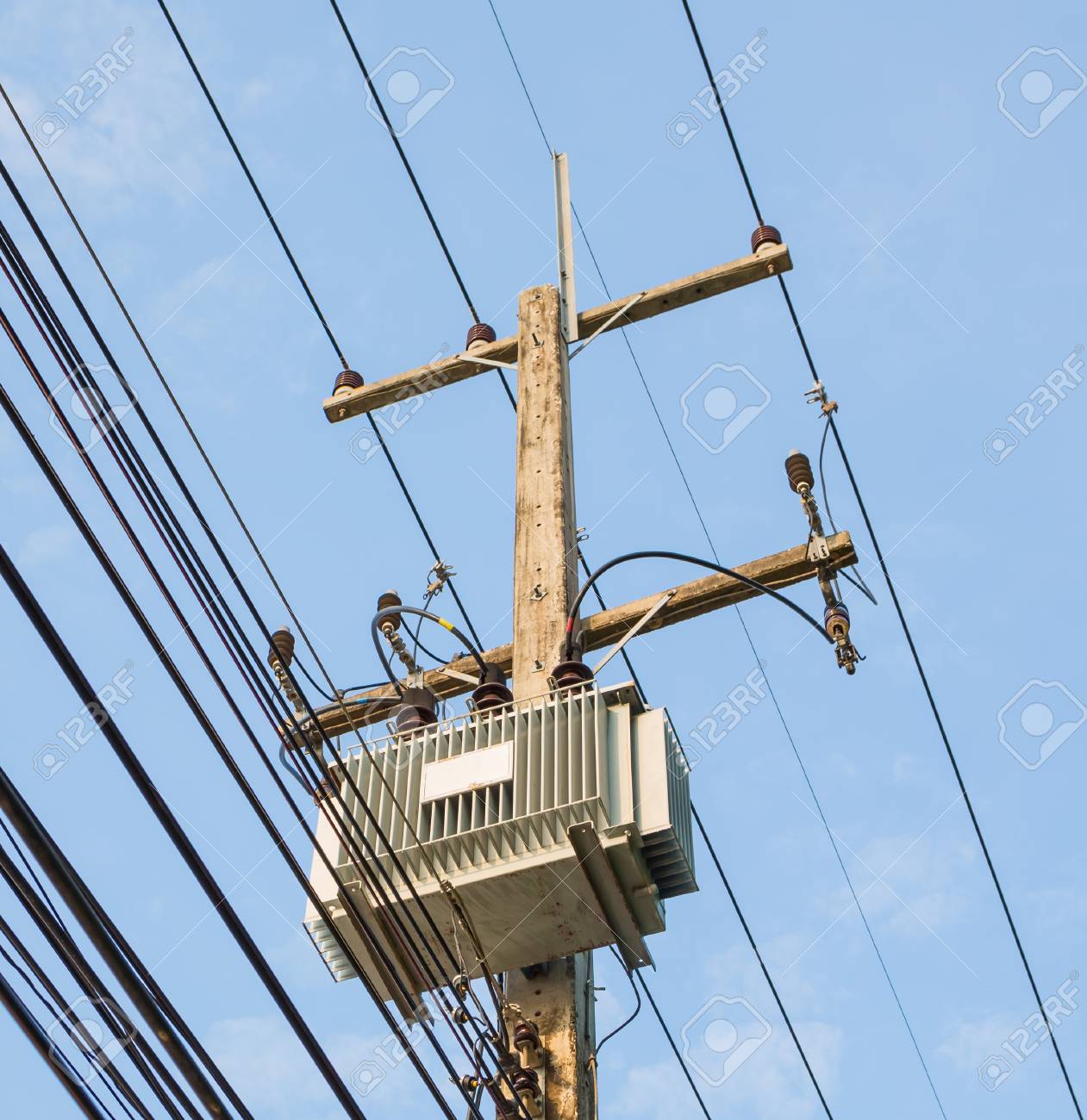 電柱上の変圧器 の写真素材 画像素材 Image