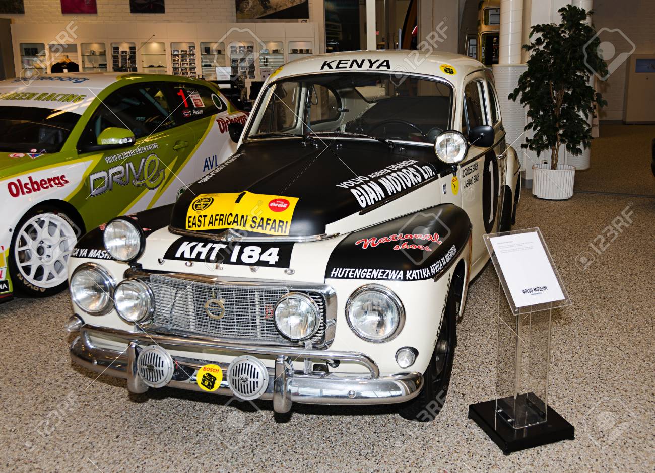 Une Voiture De Course Ancienne Tres Bien Comme Elle Conduit Rallye Banque D Images Et Photos Libres De Droits Image