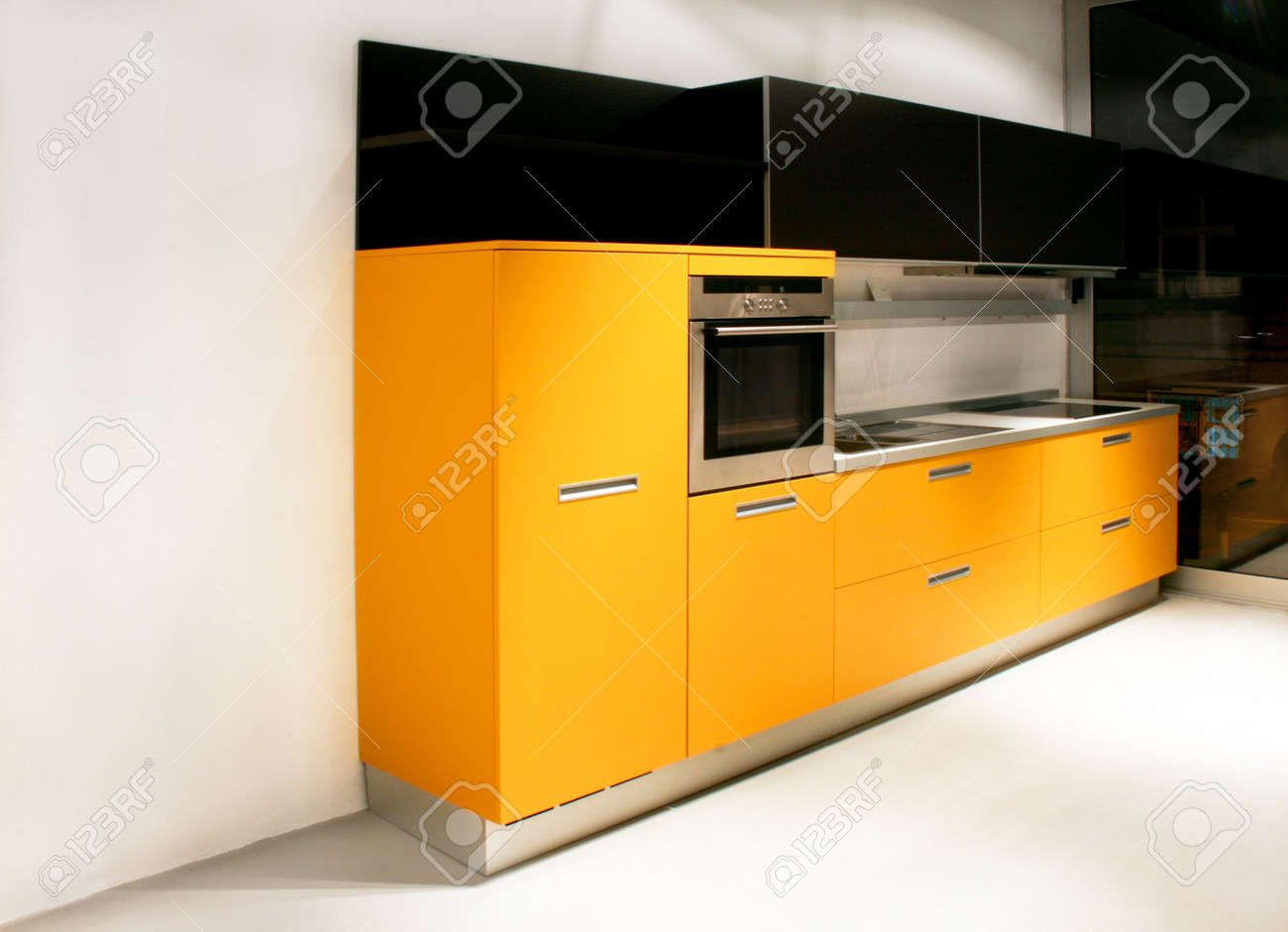 Gran Cocina Con Muebles De Color Amarillo Contra El ángulo