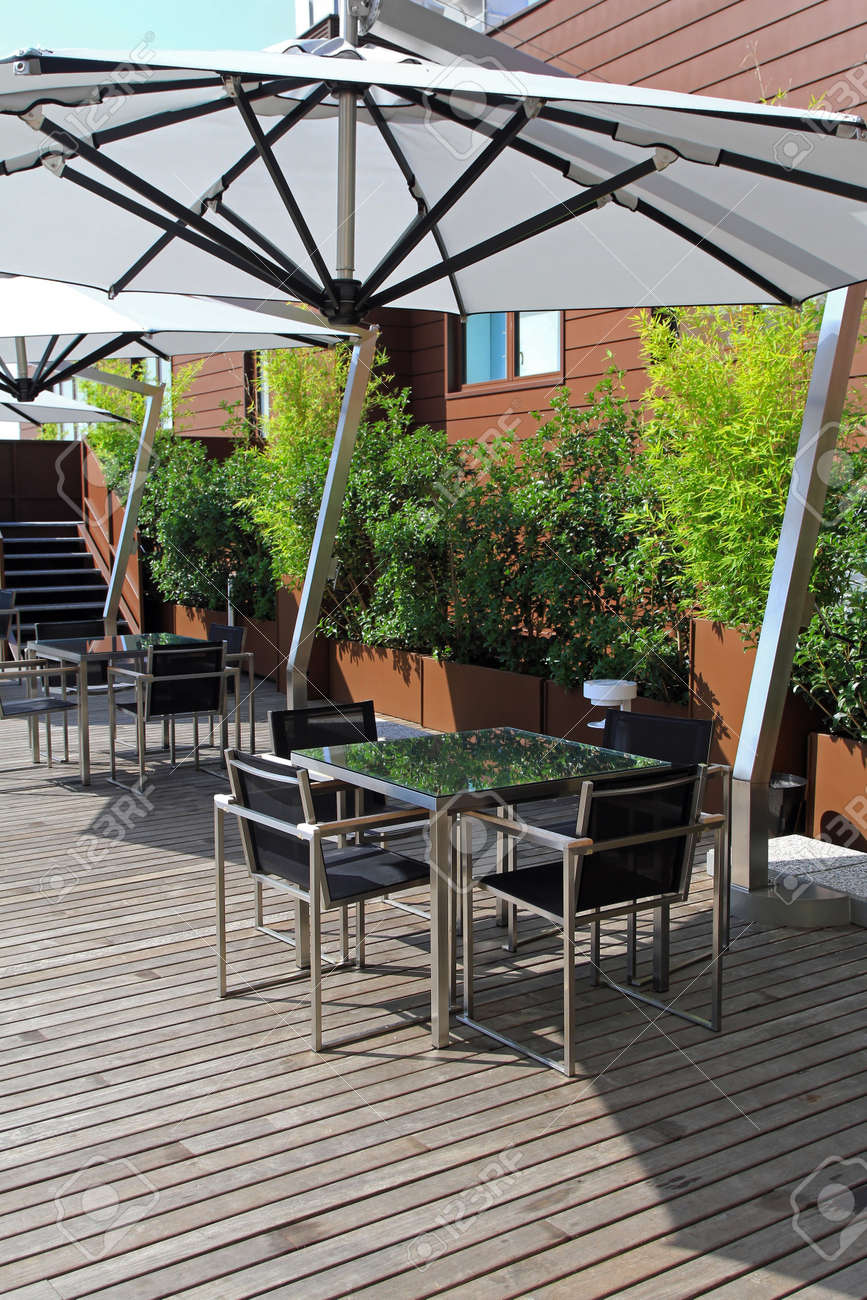 小さな緑の庭のオアシスを望む屋上テラス の写真素材 画像素材 Image