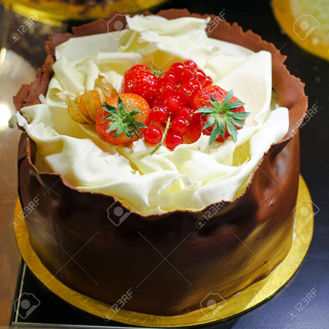 Gateau Au Chocolat Delicieux Avec Une Decoration De Fraises Sur Le Dessus Banque D Images Et Photos Libres De Droits Image