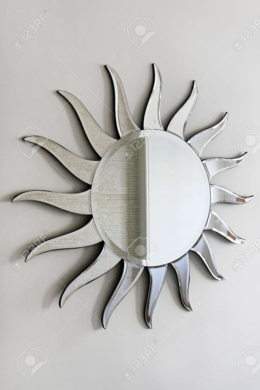 Specchio da muro in forma di sole con raggi foto royalty free ... Specchiera da muro