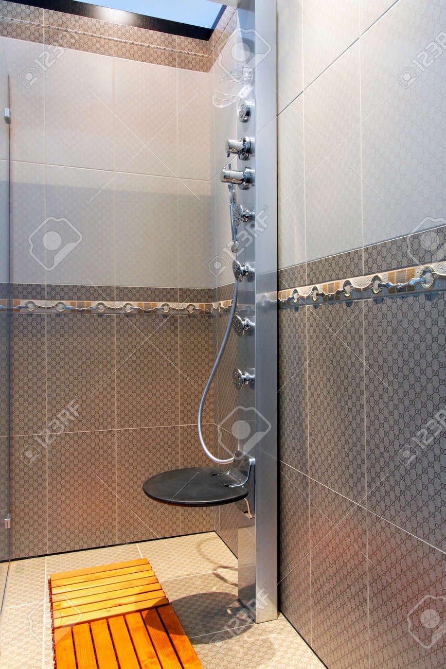 Duschkabine Mit Massagedusen Und Sitz Lizenzfreie Fotos Bilder Und Stock Fotografie Image 12880295
