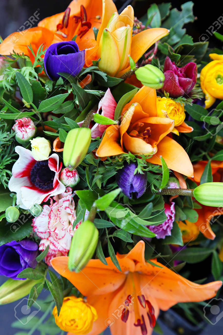 カラフルで派手な花の花束をミックスします の写真素材 画像素材 Image