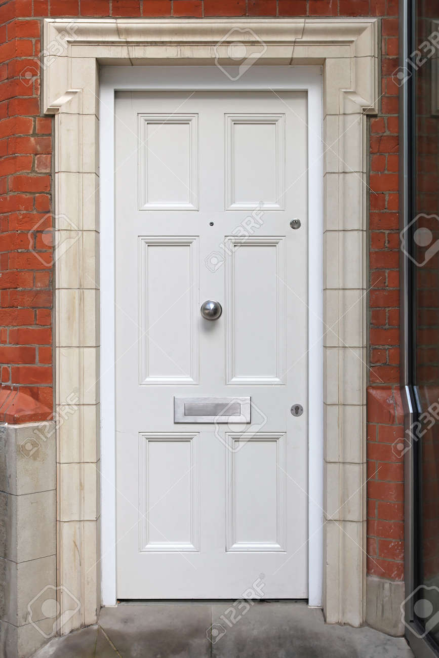 伝統的な英語の家で白い玄関ドア の写真素材 画像素材 Image