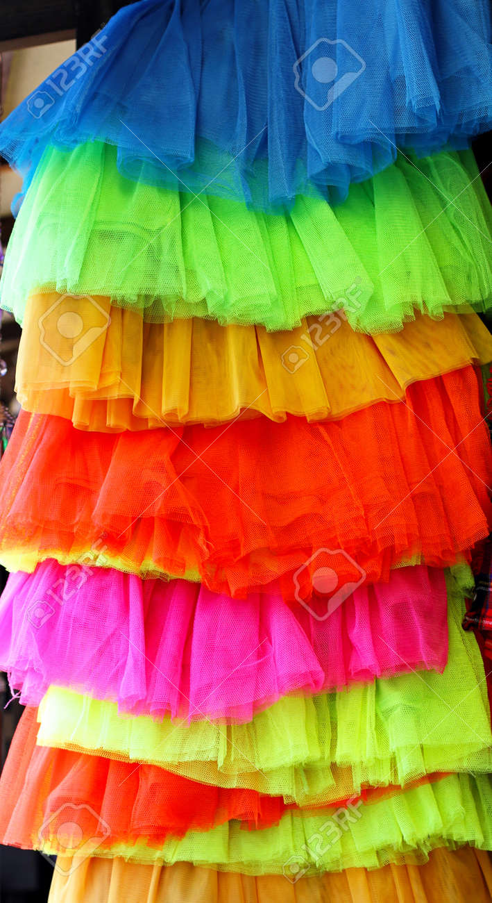 Faldas Modernos En Colores De Neón Vivos Para La Venta Fotos, Retratos, Imágenes Y Fotografía De Archivo De Derecho. Image 16026415.