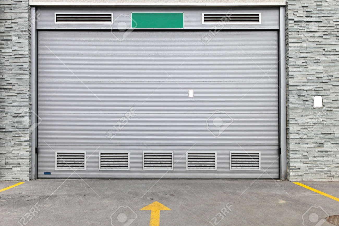 建物の灰色ガレージ ドア入口を閉鎖 の写真素材 画像素材 Image