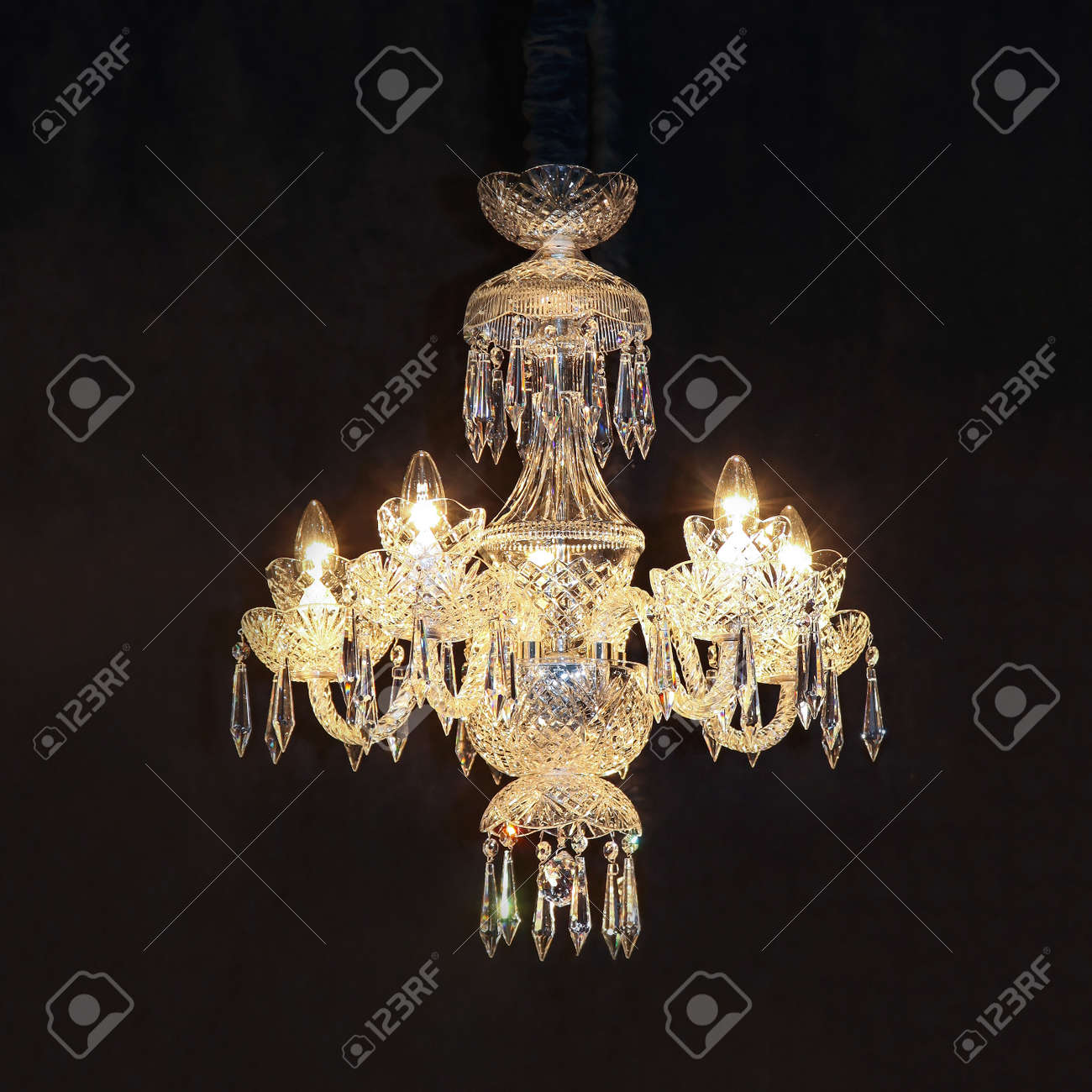 黒の背景にビッグ クリスタル ガラス シャンデリア の写真素材・画像
