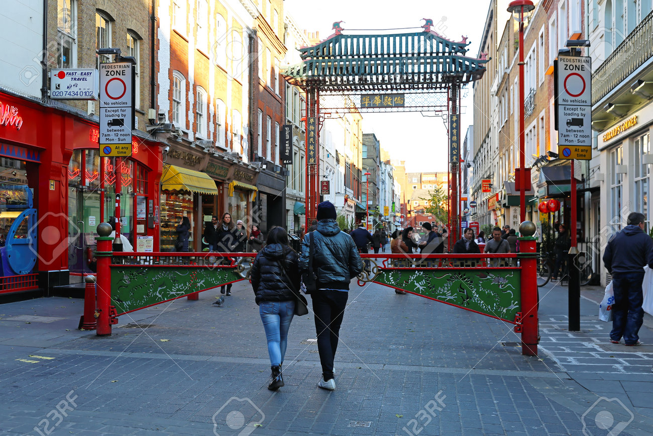 ロンドン イギリス 11 月 21 日 13 年 11 月 21 日に中国の町ロンドン イギリス ロンドンのソーホーで中華街の歩行者エリアの入口 の写真素材 画像素材 Image