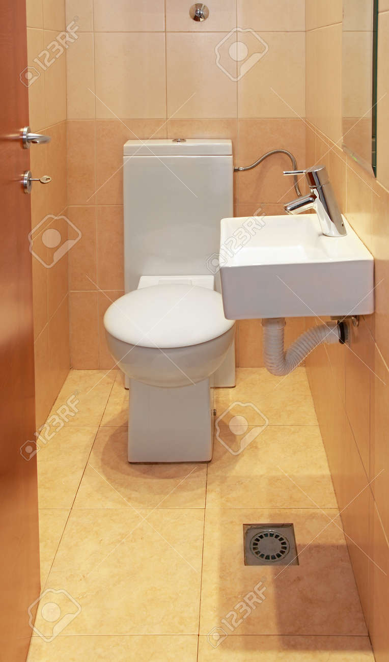 Дизайн туалета с раковиной с гигиеническим душем