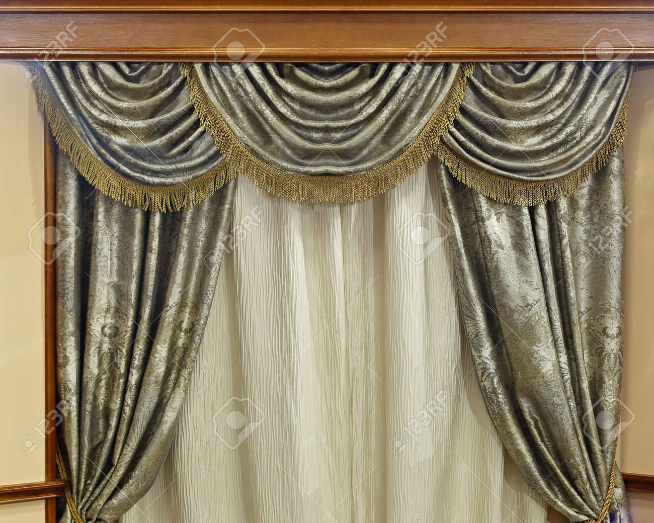 Rideaux De Luxe à La Maison Intérieur De Style Rustique Banque D ... Rideaux De Luxe à La Maison Intérieur De Style Rustique Banque D ...
