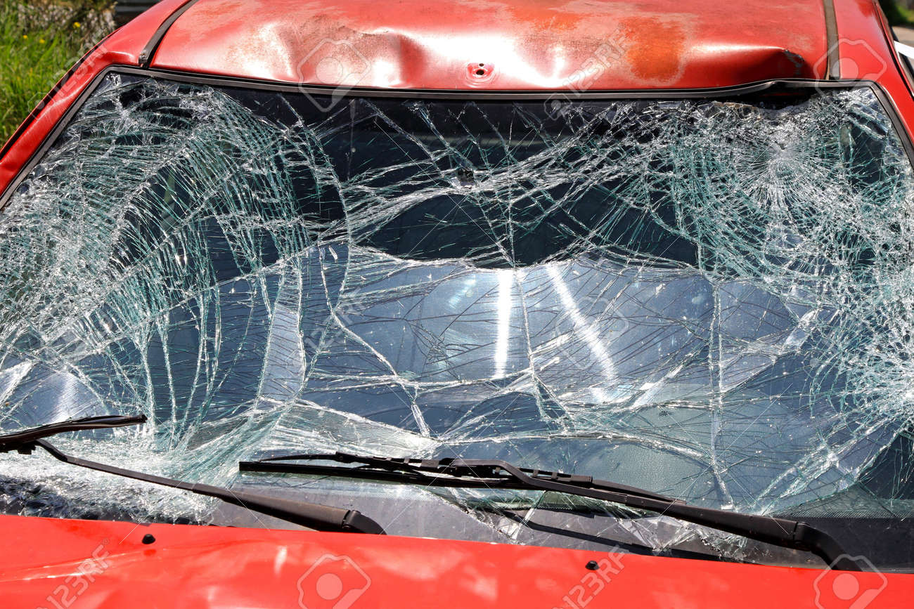 Parabrisas Roto En Coche Rojo En Accidentes De Tráfico Fotos