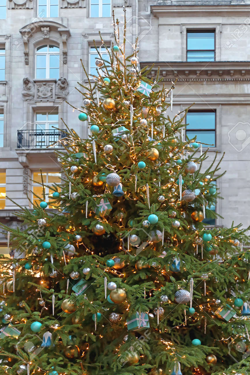 Alberi Immagini Di Natale Bellissime.Immagini Stock Bellissimo Albero Di Natale Con Doni E Ghiaccioli In Citta Image 49597350