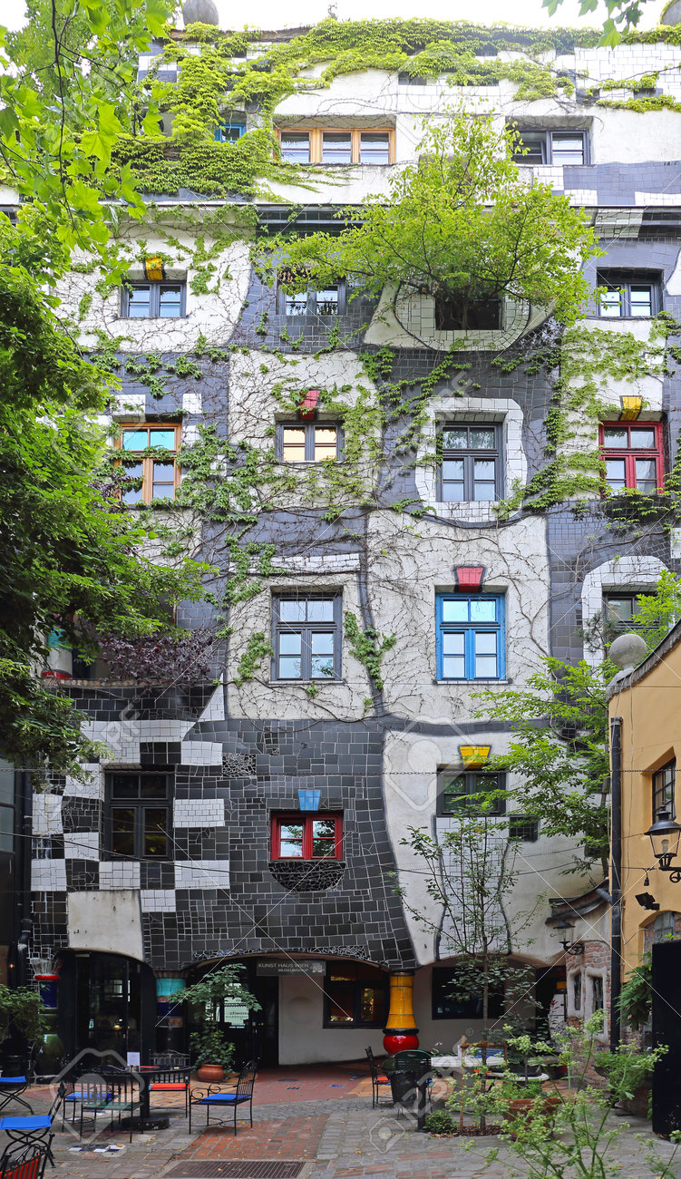 15 年 7 月 12 日にウィーンのウィーン オーストリア 7 月 12 日 クンスト ハウス博物館 有名な建物は ウィーン オーストリアの 建築家フンデルトヴァッサーによる博物館 の写真素材 画像素材 Image