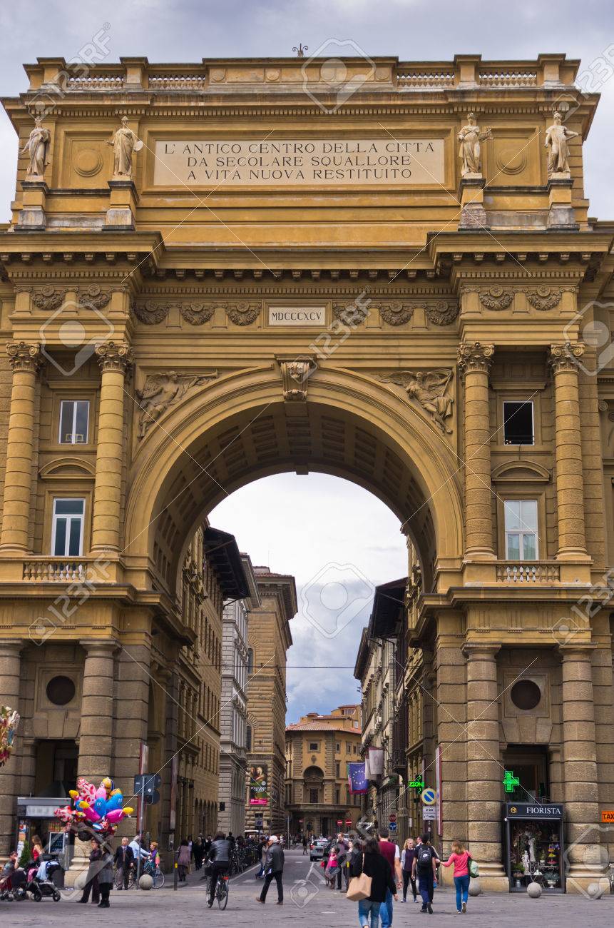 フィレンツェ イタリア共和国広場に大きなネオクラシック様式の門 の写真素材 画像素材 Image