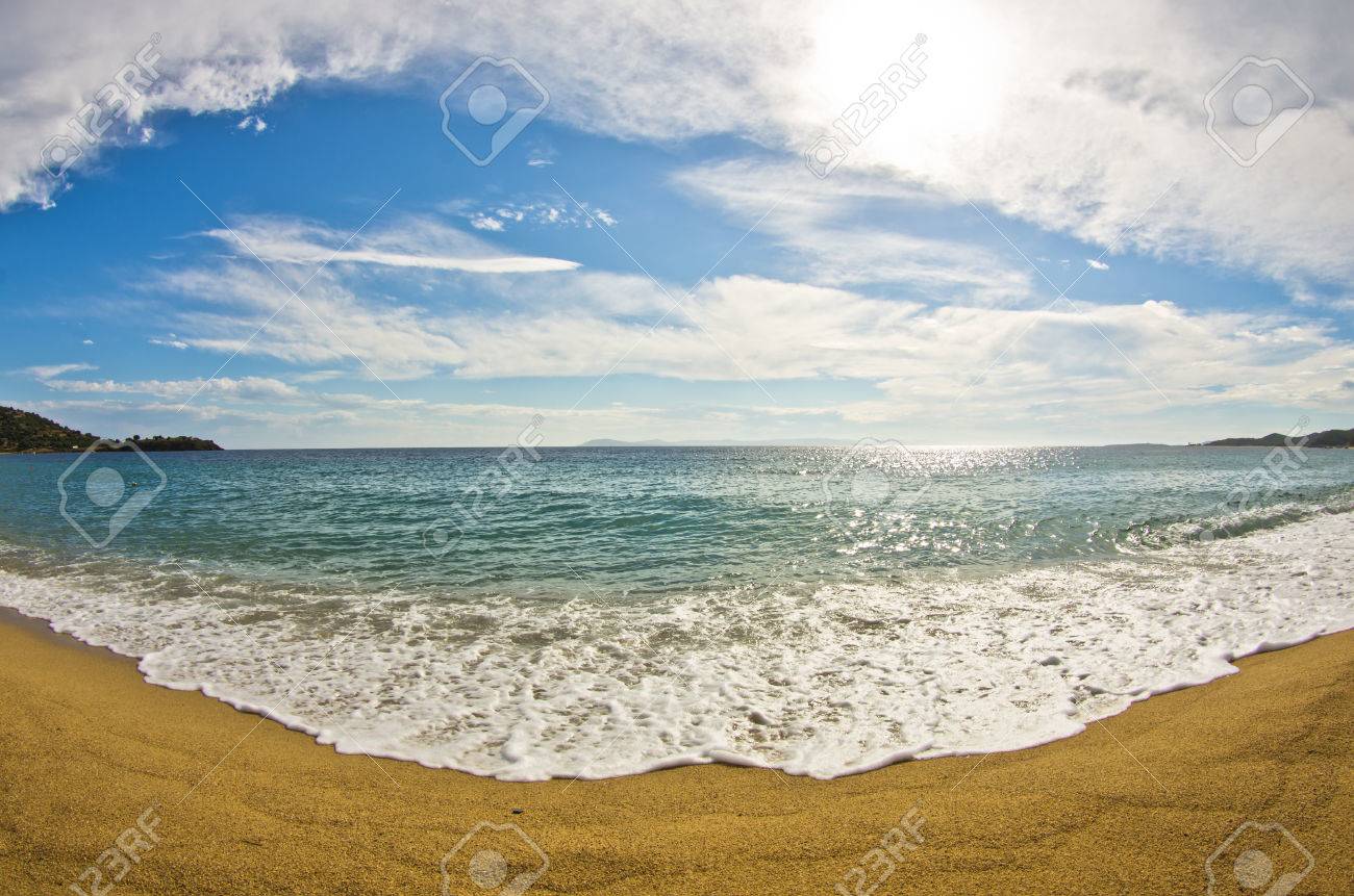 Vue Doeil De Poisson Dune Belle Plage De Sable Fin Au Petit Village Grec Toroni Sithonia Grèce