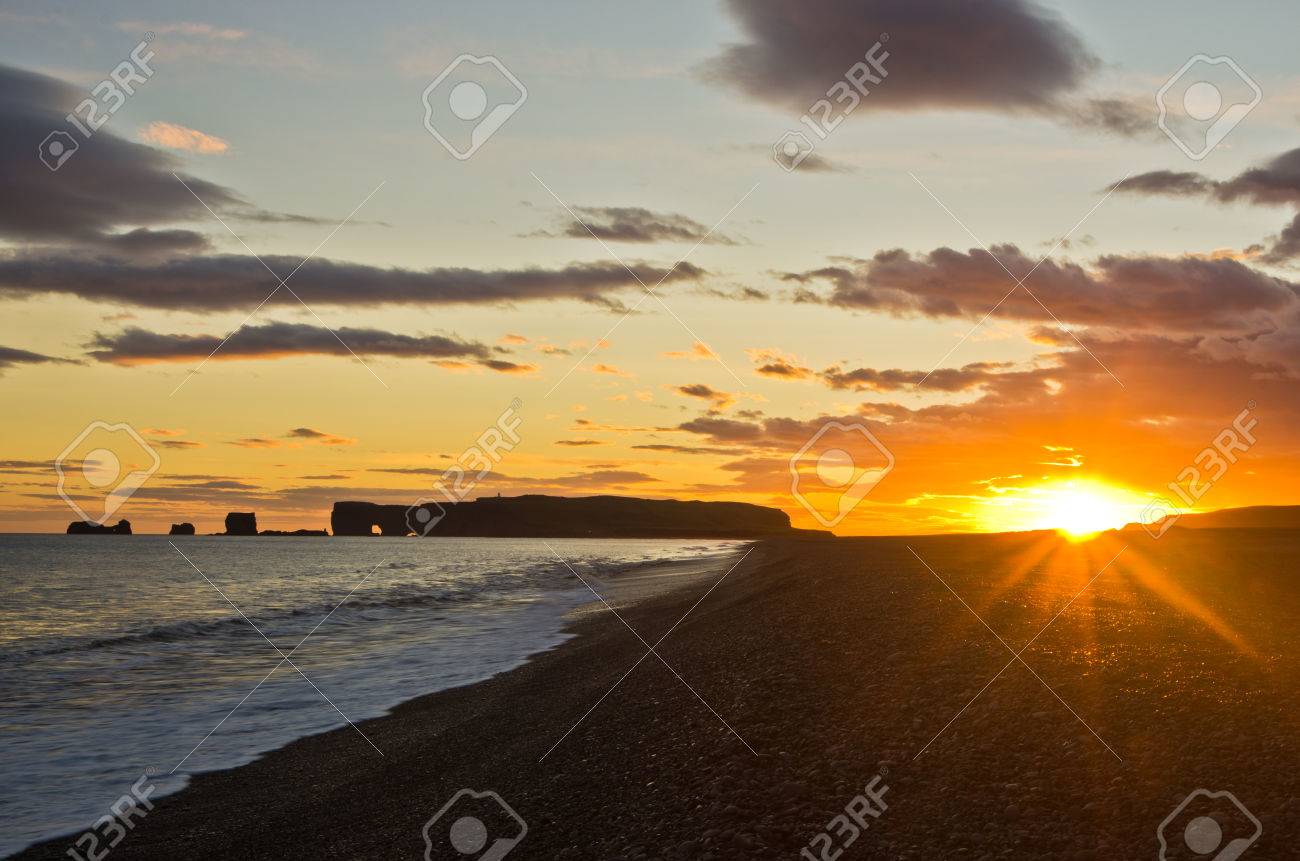 Immagini Stock Tramonto Su Una Spiaggia Nera Vicino A Vik Con La Roccia Di Dyrholaey Nella Priorita Bassa Islanda Del Sud Image 47616055